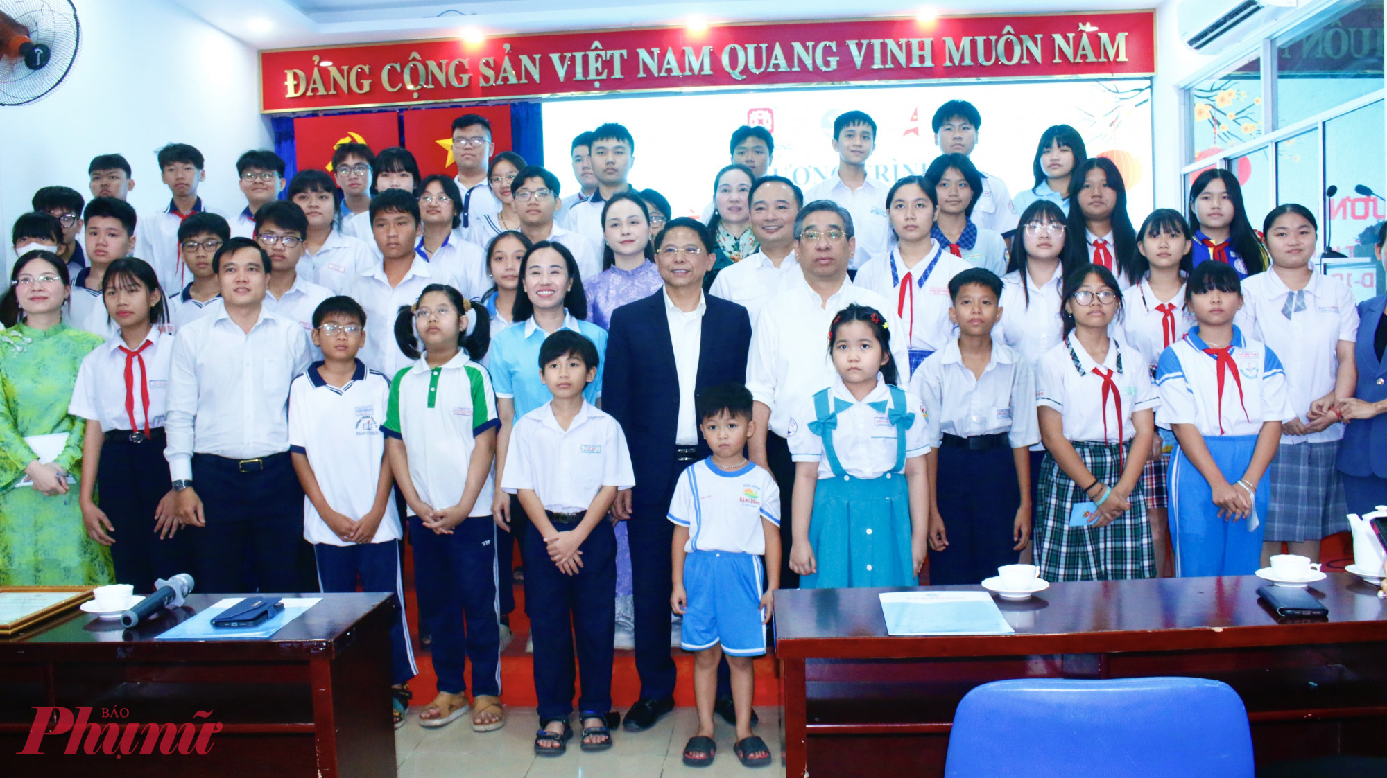 các đại biểu chụp ảnh lưu niệm cùng các em học sinh