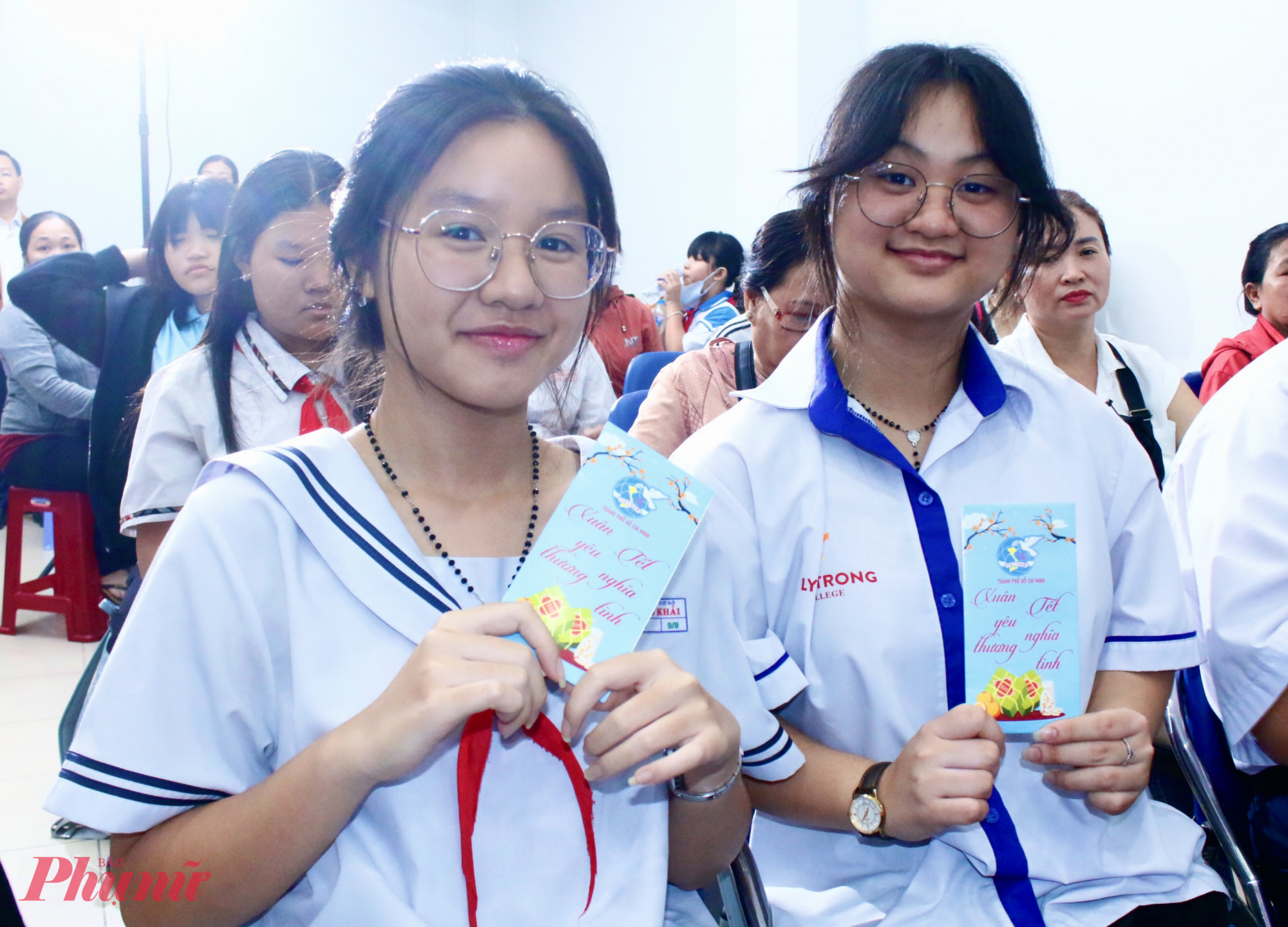 Các em háo hức nhận quà