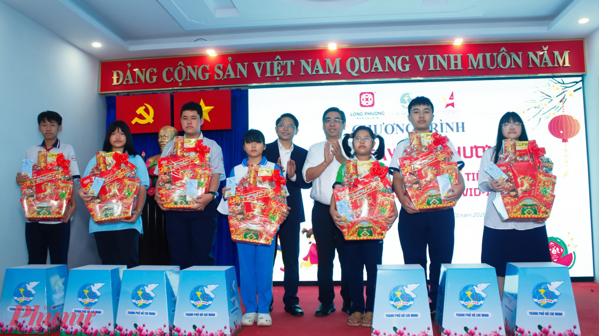 Ông Nguyễn Phước Lộc - Ủy viên Ban Chấp hành Trung ương Đảng, Phó bí thư Thành ủy TPHCM, Chủ tịch Ủy ban MTTQ Việt Nam TPHCM và ông Nguyễn Tiến Long - Chủ tịch HĐQT Công ty Cổ phần Tập đoàn Long Phương trao quà đến các em học sinh.  
