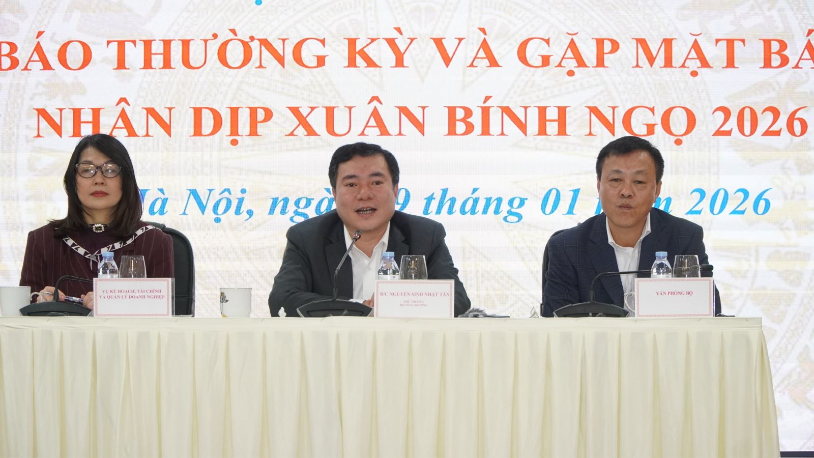 Thứ trưởng Bộ Công Thương Nguyễn Sinh Nhật Tân chủ trì họp báo sáng 29/1