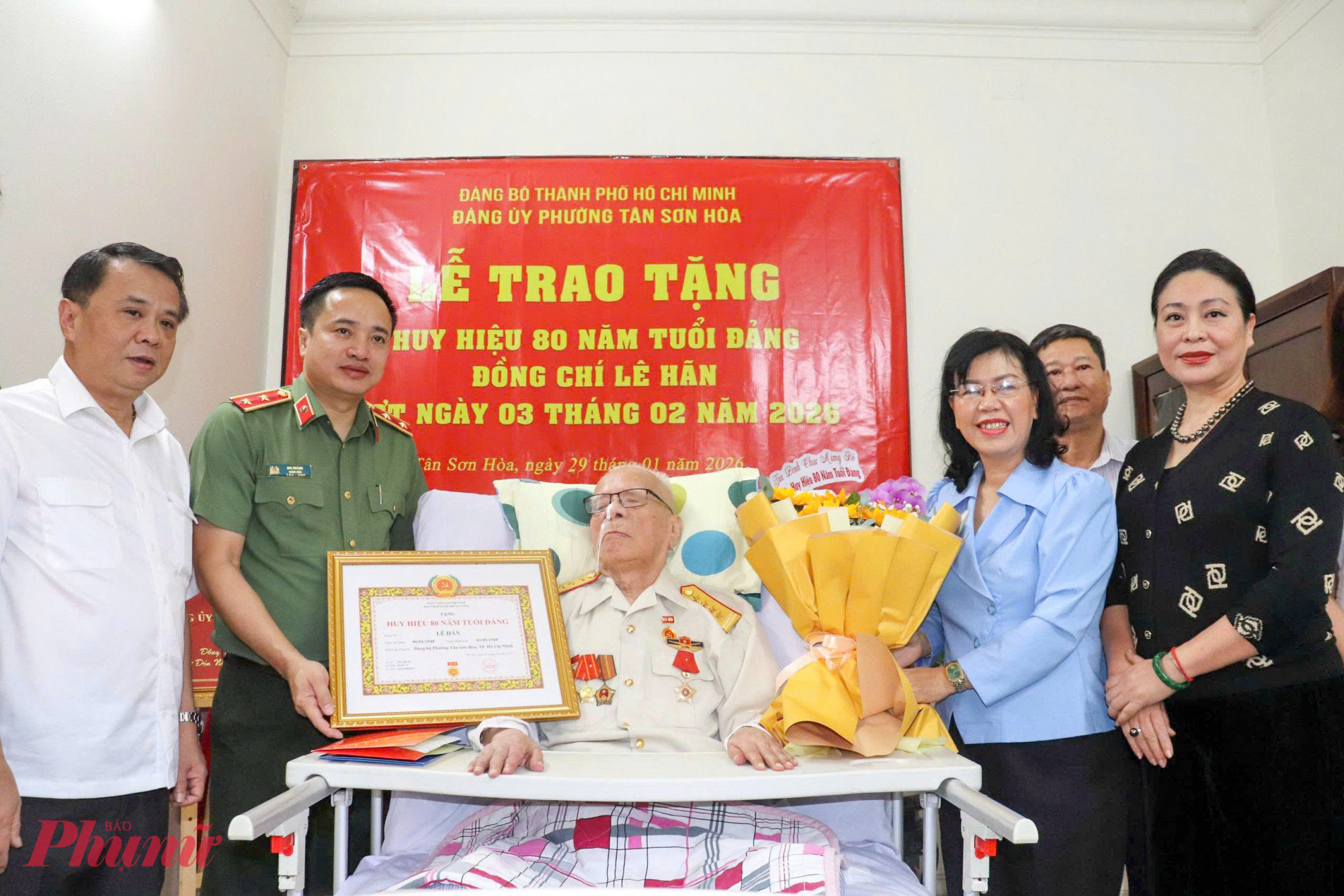 Đồng chí Lê Hãn xúc động khi nhận Huy hiệu 80 năm tuổi Đảng - Ảnh: Thanh Tâm