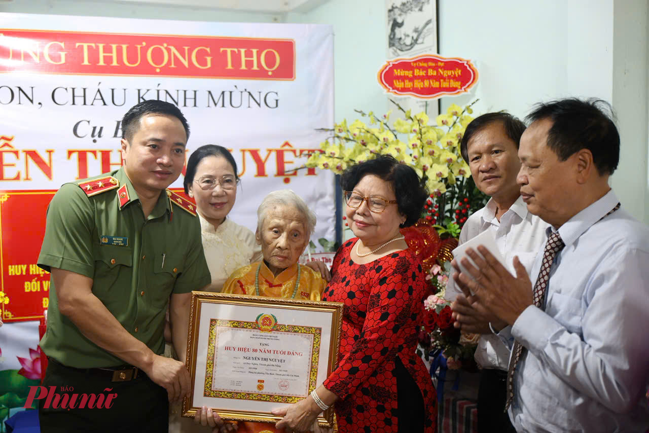 Trung tướng Mai Hoàng ân cần hỏi thăm sức khoẻ, động viên bà Nguyễn Thị Nguyệt 