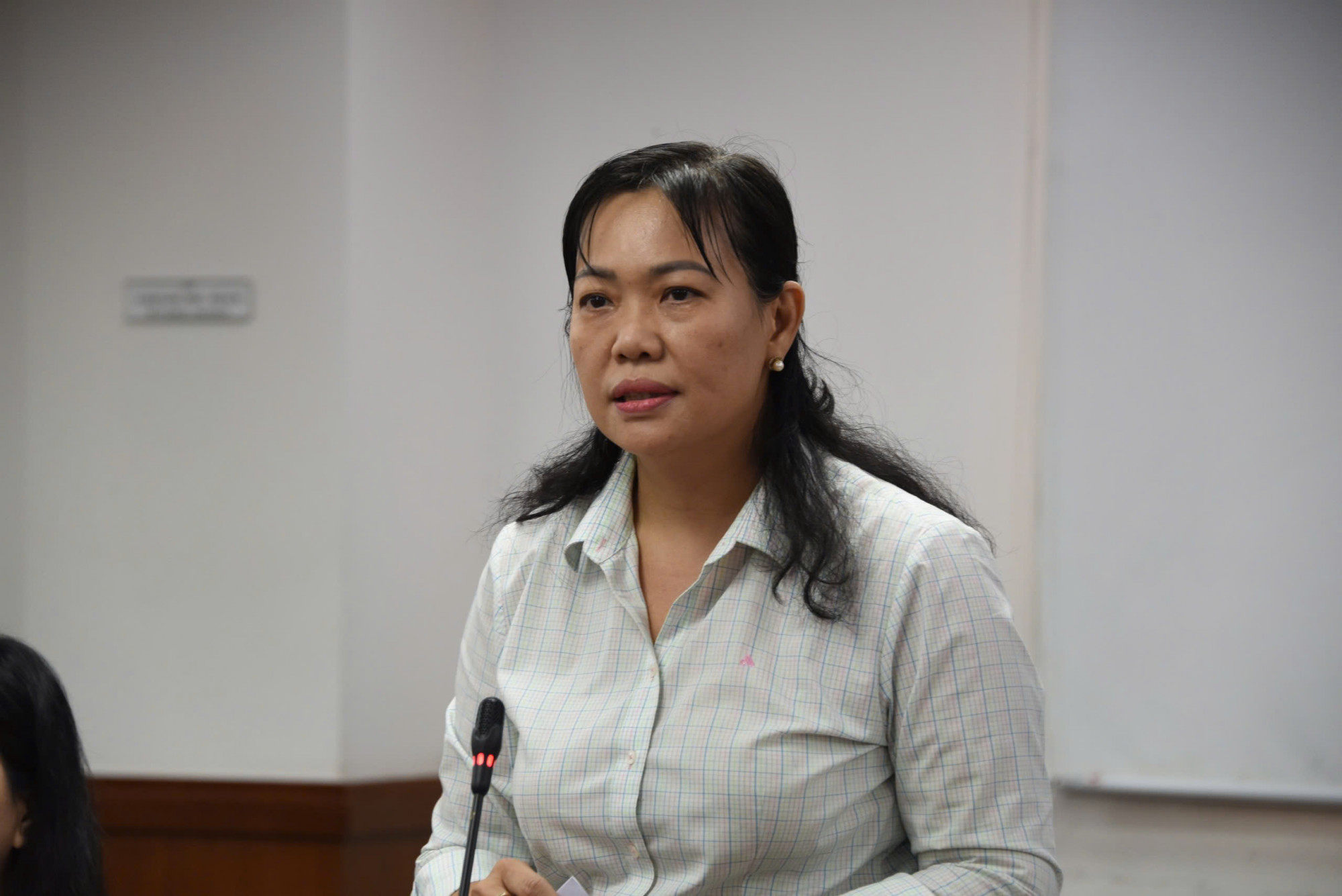 bà Nguyễn Thị Hạnh - Phó chủ tịch UBND xã Hiệp Phước - trả lời báo chí - Ảnh: T.H.