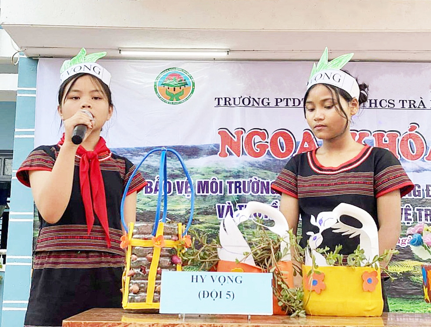 Học sinh Trường Phổ thông dân tộc bán trú tiểu học - THCS Trà Nam thuyết trình về sản phẩm tái chế từ rác nhựa - ẢNH: L.Đ.