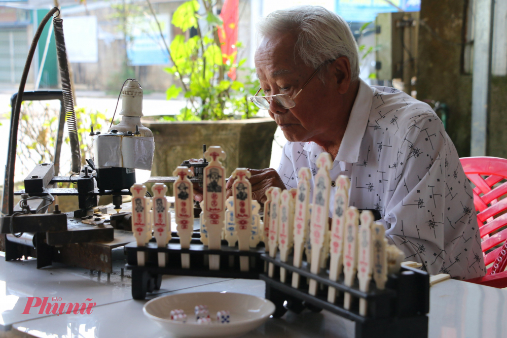 Trong những ngày Tết, trò chơi này không chỉ giúp người chơi giải khuây mà còn thử đoán vận may. Thông qua các mặt xúc xắc đổ được, mọi người đoán xem trong năm mới mình có được nhiều may mắn hay không.