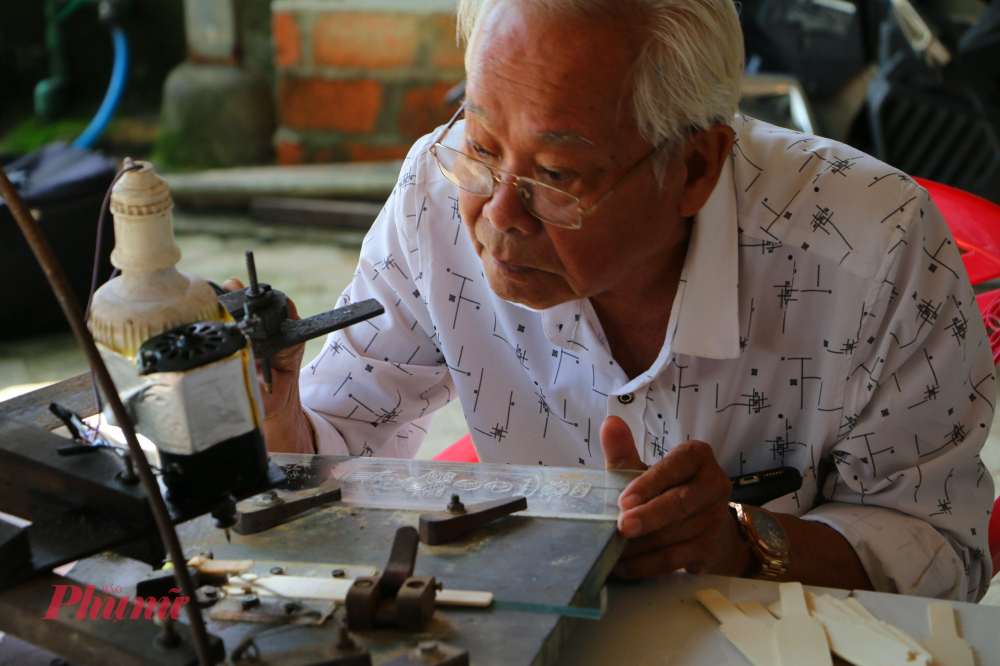 Ở một góc nhỏ của thành phố Huế vẫn có một người lặng lẽ giữ gìn ký ức xưa bằng đôi bàn tay cần mẫn. Đó là ông Đặng Văn Tố (76 tuổi  ở địa chỉ 49 Mai Lượng phường Hương An, TP Huế) người đã gần 50 năm gắn bó với nghề làm xăm hường, là nghệ nhân duy nhất ở Huế còn theo đuổi nghề thủ công đặc biệt này.