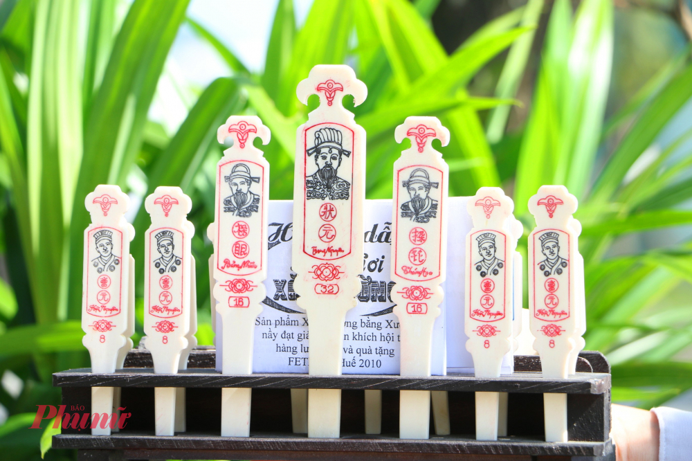 Các cao niên cho hay, 'đổ xăm hường' ban đầu là thú vui tao nhã thịnh hành trong Hoàng Cung. Về sau thì được phổ biến ở Vương phủ, Quan phủ rồi từ đó mới lưu truyền ra dân gian cho đến ngày nay. Trước đây, 'đổ xăm hường' không chỉ là trò chơi ngày Tết mà còn được người dân ở Huế, đặc biệt là ở các phủ đệ chơi quanh năm.