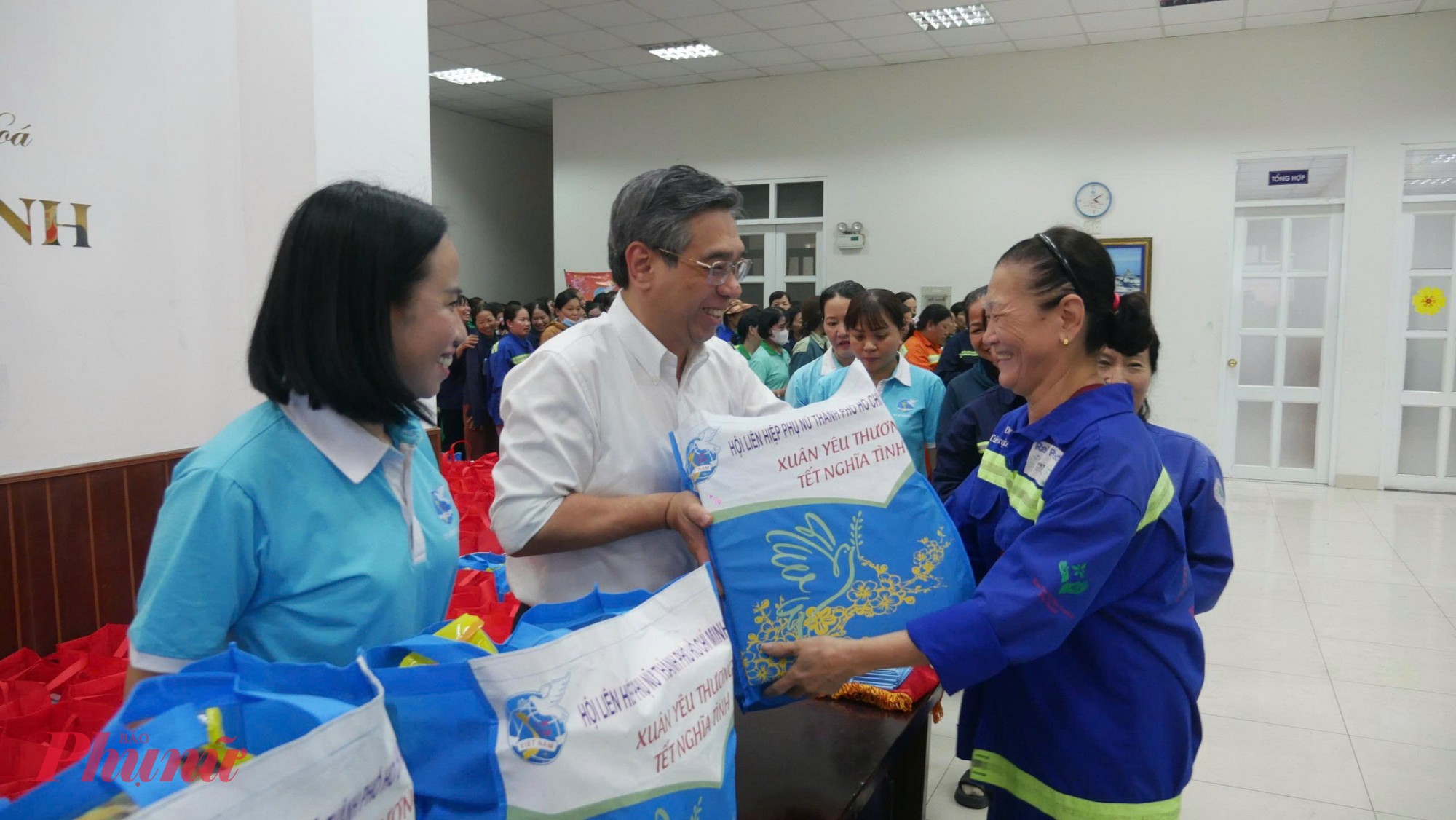 Ông Nguyễn Phước Lộc - Ủy viên Ban Chấp hành Trung ương Đảng, Phó bí thư Thành ủy, Chủ tịch Ủy ban MTTQ Việt Nam TPHCM và bà Võ Ngọc Thanh Trúc - Ủy viên Ban thường vụ Thành ủy, Phó Chủ tịch Ủy ban MTTQ Việt Nam thành phố, Chủ tịch Hội LHPN LHPN TPHCM - tặng quà tết đến chị em công nhân môi trường đô thị. Nhân đây, ông Nguyễn Phước Lộc gửi lời chúc tết, cảm ơn đến đến tất cả đội ngũ nhân viên công ty môi trường đô thị, hợp tác xã môi trường, trong đó có chị em nữ công nhân môi trường đã ngày đêm vất vả, vượt qua mọi khó khăn để lao động và đóng góp cho thành phố thân yêu