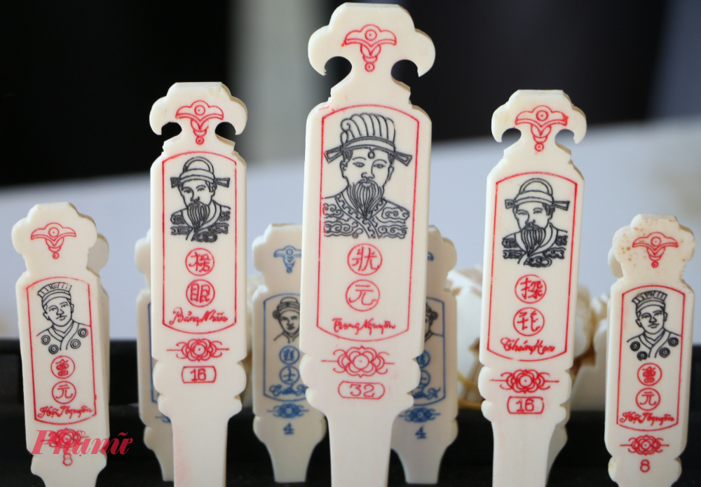 Ông Tố cho biết, mỗi bộ xăm hường hiện tại được bán với giá từ 1,5 đến 3 triệu/1bộ nhưng có kkhi khách yêu cầu cao xăm hường phải mạ đồng, mạ vàng ông Tố cũng làm để phục vụ khách hàng trong và ngoài nước