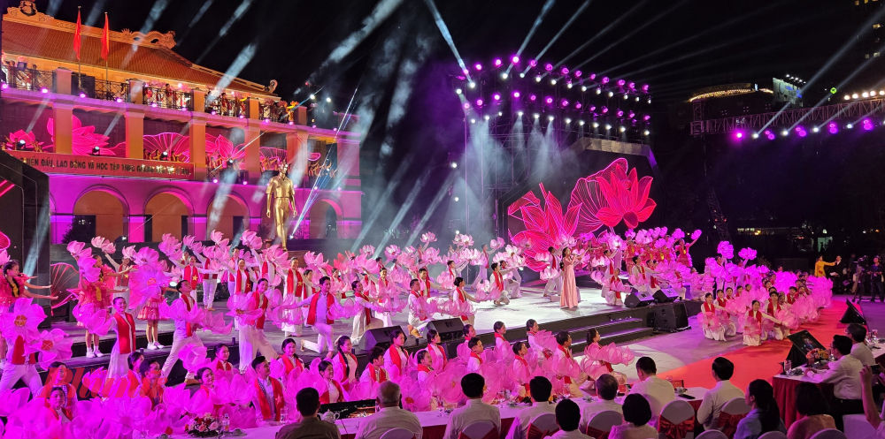 Cầu truyền hình Hai tay xây dựng một sơn hà được dàn dựng hoành tráng, công phu với hơn 800