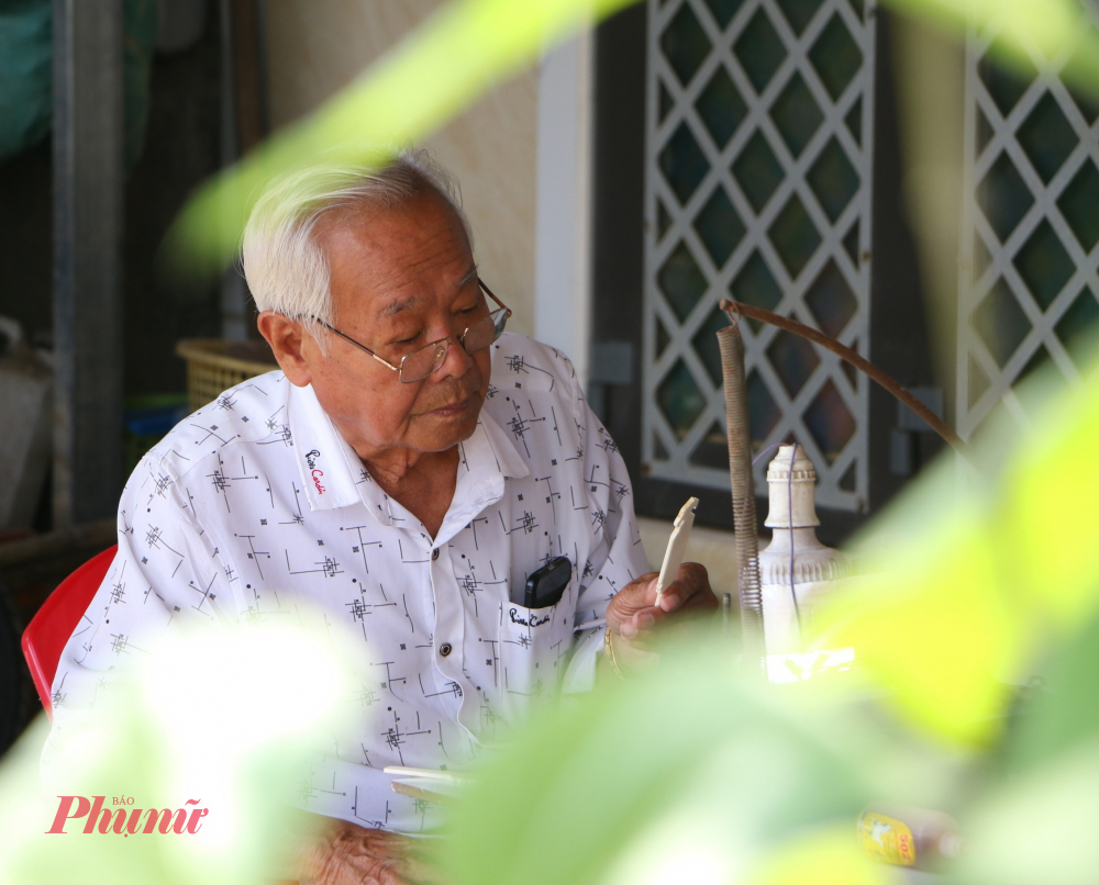 Ông Tố giải thích, Điểm đặc biệt của xăm hường Huế nằm ở chất liệu xương bò – thứ nguyên liệu tưởng chừng thô ráp nhưng lại mang trong mình vẻ đẹp mộc mạc, bền bỉ theo năm tháng. Không phải loại xương nào cũng dùng được. Xương phải già, chắc, ít tạp chất, được xử lý kỹ lưỡng qua nhiều công đoạn: rửa sạch, ngâm, phơi khô, mài nhẵn rồi mới đưa vào khắc. Mỗi công đoạn đều đòi hỏi sự kiên nhẫn và kinh nghiệm, bởi chỉ cần một sơ suất nhỏ, miếng xương có thể nứt, hỏng, không thể sử dụng. 