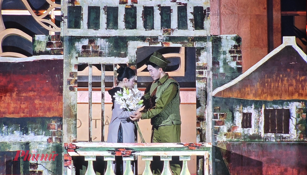 Hình ảnh phố cổ được tái hiện trong ca khúc Sẽ về Thủ đô tại điểm cầu Hà Nội.