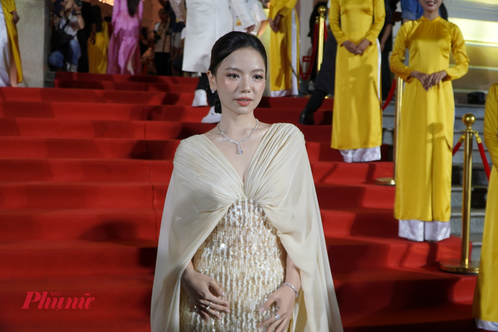 Nữ diễn viên chính của bộ phim “Mưa đỏ” -  Hạ Anh xuất hiện với hình ảnh nhẹ nhàng, tinh tế, cho thấy sự chỉn chu trong phong cách và định hướng nghiêm túc trên con đường diễn xuất qua các dự án phim truyền hình và điện ảnh gần đây.