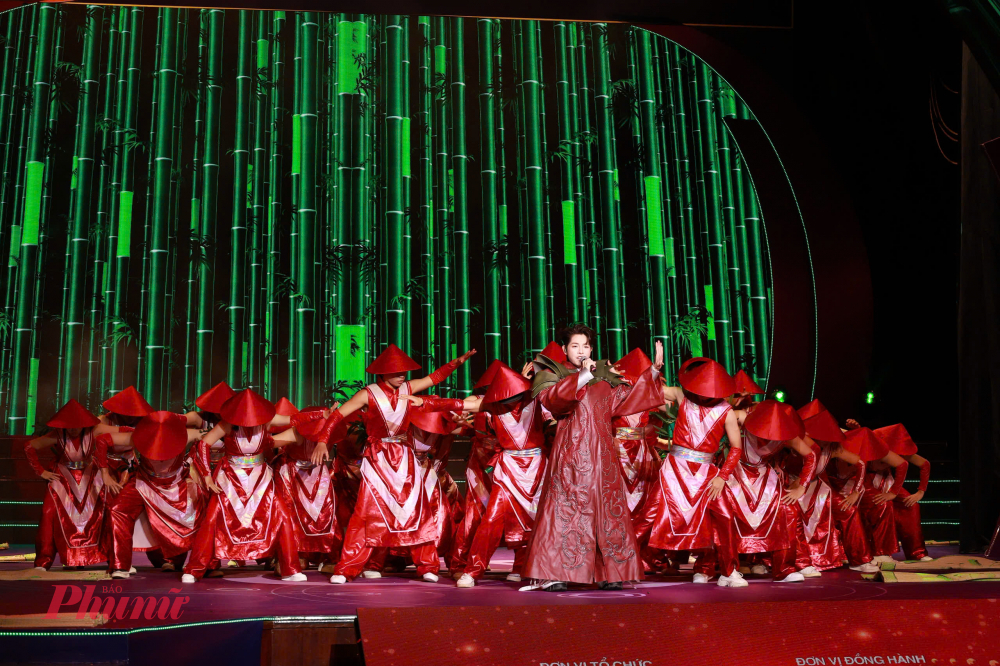 Tiết mục Việt Nam tự hào tiếp bước tương lai do Đức Phúc thể hiện