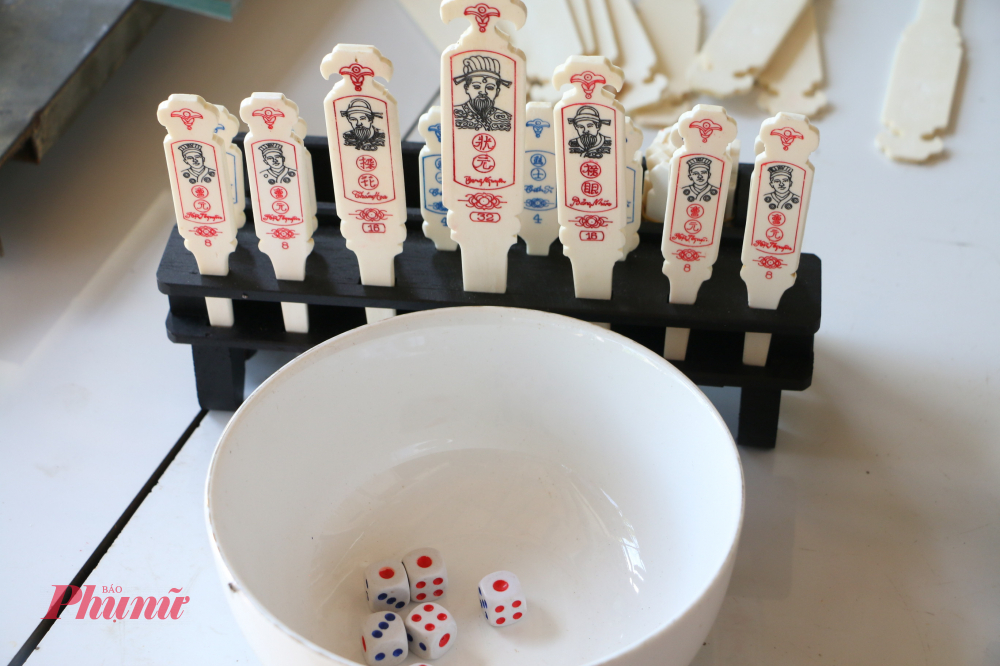 Trong những ngày Tết, trò chơi này không chỉ giúp người chơi giải khuây mà còn thử đoán vận may. Thông qua các mặt xúc xắc đổ được, mọi người đoán xem trong năm mới mình có được nhiều may mắn hay không.