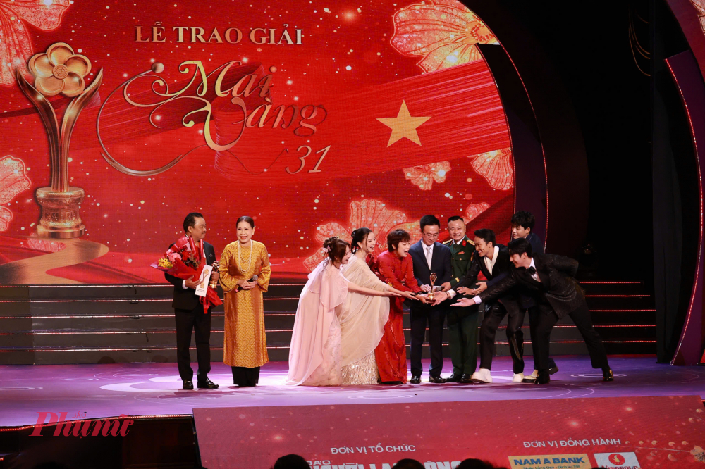 Ekip Mưa đỏ cùng nhau nâng chiếc cúp danh giá