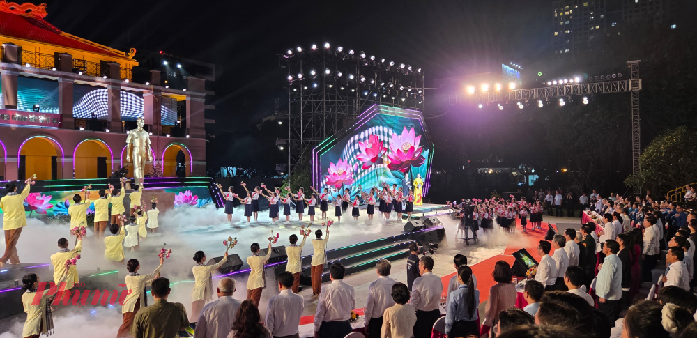 Tham dự tại điểm cầu Thành phố Hồ Chí Minh có: Chủ tịch nước Lương Cường, nguyên Chủ tịch nước Nguyễn Minh Triết, nguyên Thường trực Ban Bí thư Lê Hồng Anh.