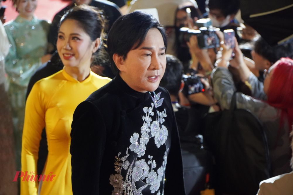 NSƯT Kim Tử Long dành nhiều thời gian giao lưu cùng khán giả