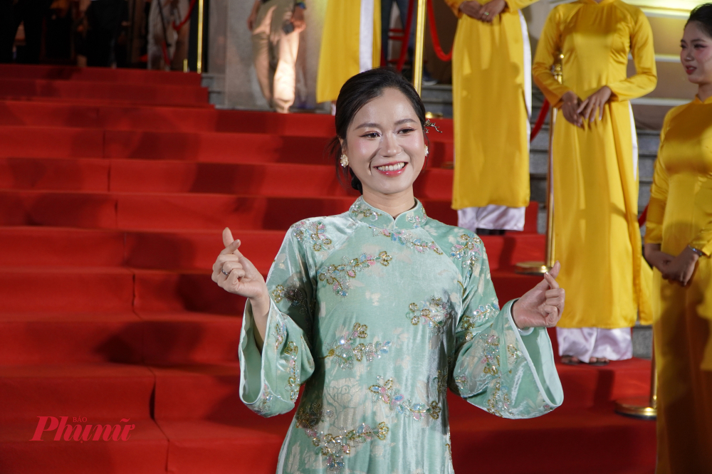 Lâm Vỹ Dạ xuất hiện với sự reo hò của khán giả