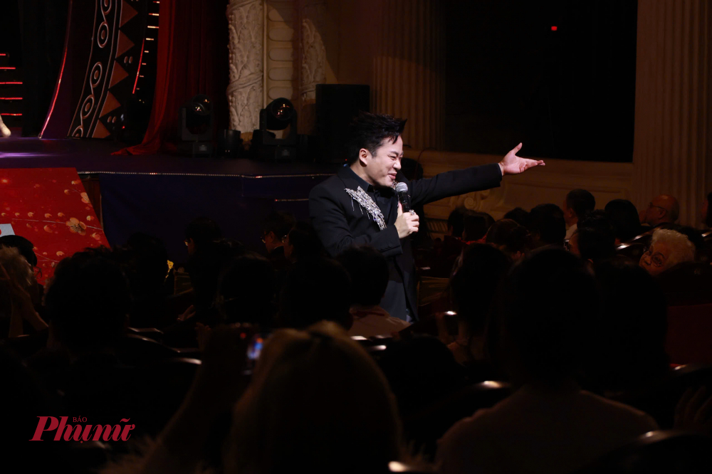 Ca sĩ Tùng Dương thể hiện ca khúcViệt Nam tự hào tiếp bước tương lai tại Lễ trao giải