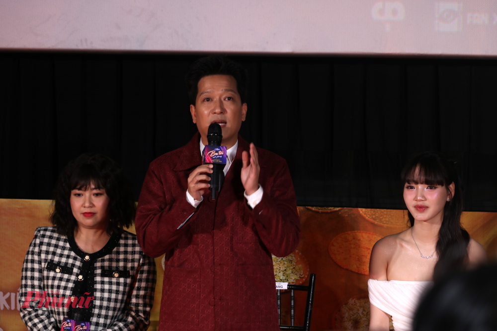 Diễn viên Trường Giang trả lời những câu hỏi xoay quanh bộ phim Nhà ba tôi một phòng - Ảnh: Phương Nhã