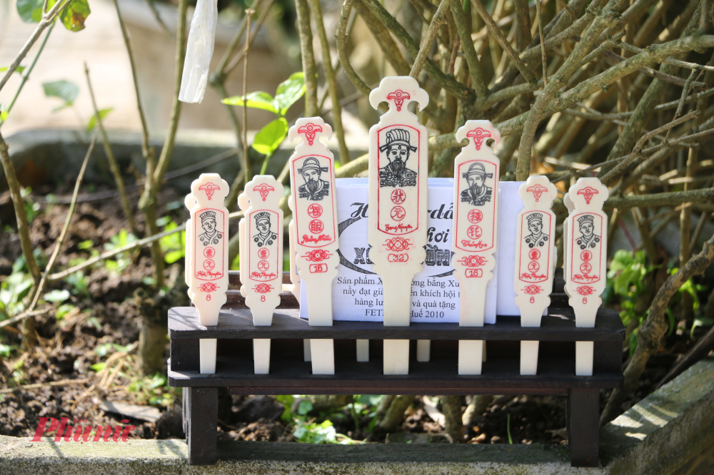 Ông Tố chia sẻ, Các hình ảnh trên thẻ xăm như trạng nguyên, bảng nhãn, thám hoa… mang ý nghĩa gợi nhớ việc học rất quan trọng trong xã hội. Dù ngày xưa còn nghèo khó, cho đến hiện nay cuộc sống đi lên từng ngày thì học hành luôn là ưu tiên hàng đầu