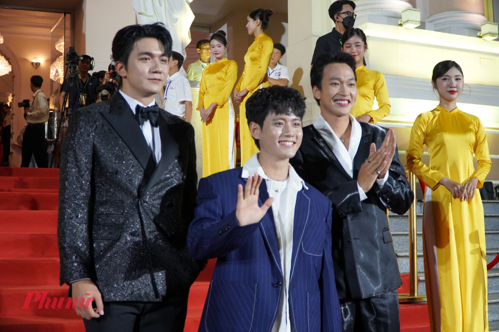 Diễn viên Nhật Hoàng - Đình Khang - Lâm Thanh Nhã có mặt khá sớm tại thảm đỏ lễ trao giải