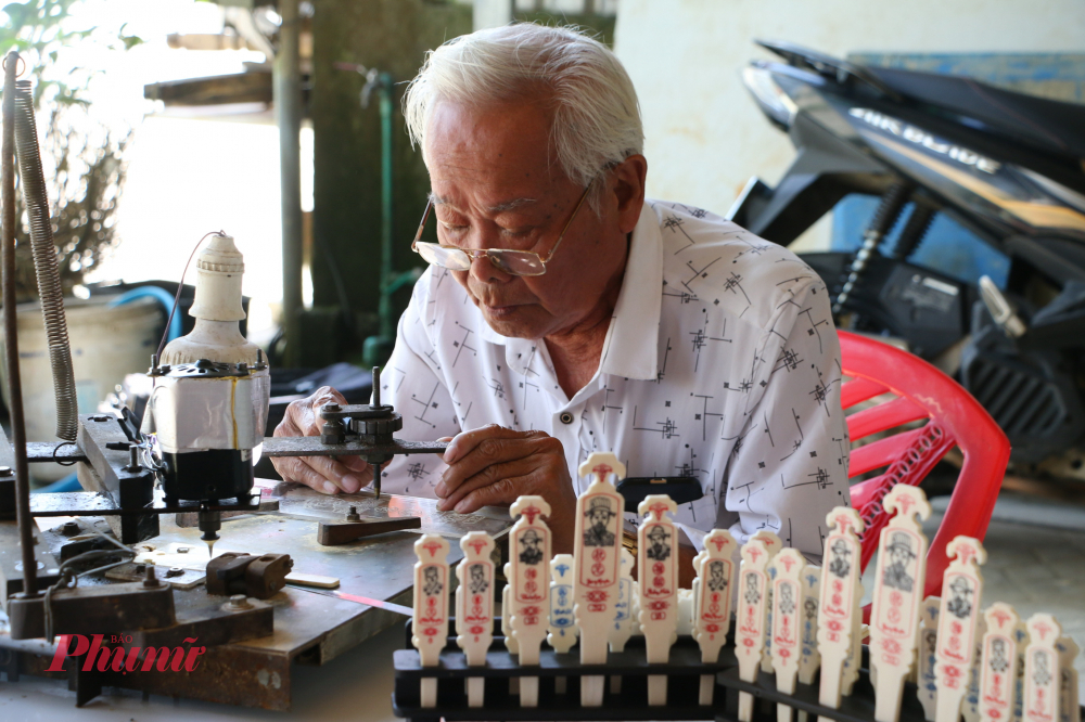 Ông Tố cho biết để hoàn thiện một bộ xăm hường  theo đơn đặt hàng của khách có khi thời gian ông mất gần 20 ngày mới hoàn thiện