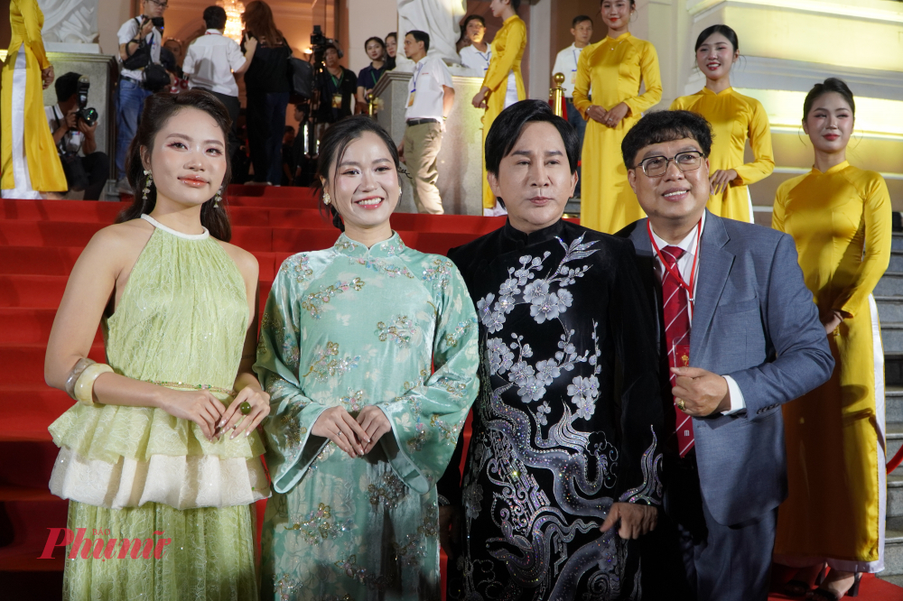 Phương Mỹ Chi, Lâm Vỹ Dạ, Kim Tử Long cùng chụp ảnh kỉ niệm tại thảm đỏ