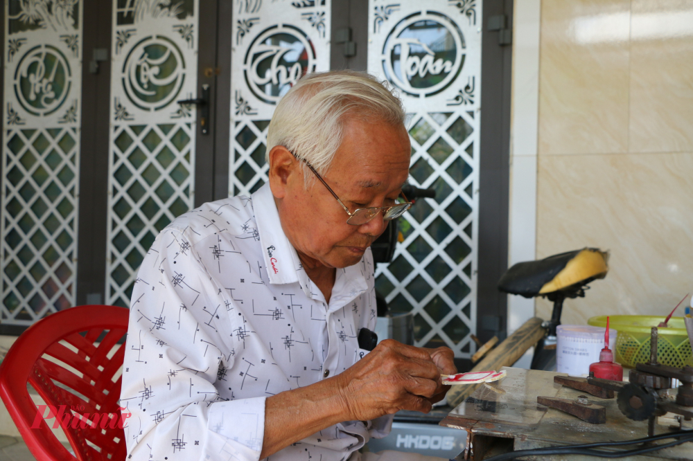 Theo như tên gọi của trò chơi, 'xăm' được dịch nghĩa ra là 'cái thẻ', còn 'hường' ở đây là chữ 'hồng' - màu của mặt 'tứ' trên các hột xúc xắc. Chơi 'đổ xăm hường' là gieo các hột xúc xắc để dành những chiếc thẻ khắc chữ ghi các học vị trong hệ thống khoa cử thời xưa như: Tú tài, Cử nhân, Tiến sĩ, Hội nguyên, Thám hoa, Bảng nhãn, Trạng nguyên. Tương ứng với mỗi loại thẻ sẽ có một số điểm riêng.