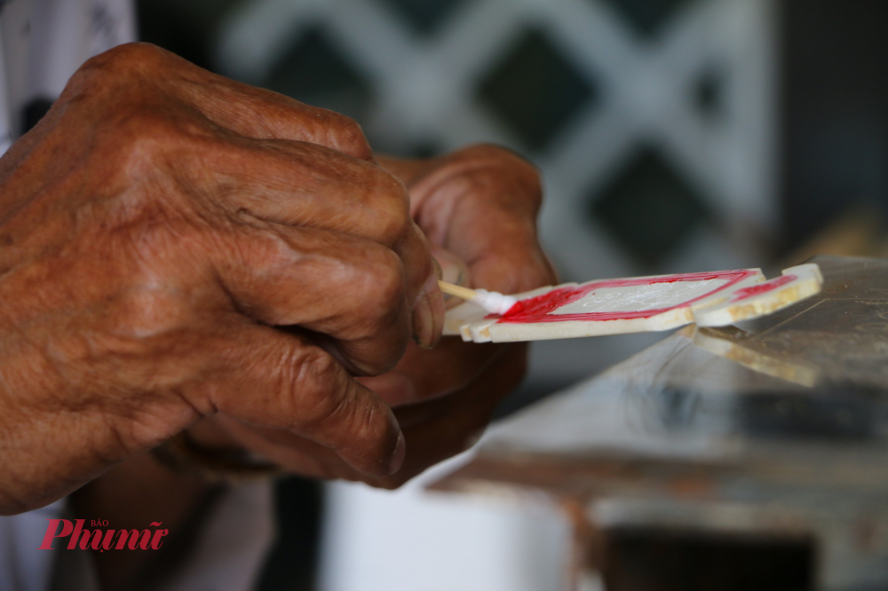 . Vì thế, người làm nghề không chỉ cần đôi tay khéo léo, mà còn phải hiểu rõ cấu trúc, luật chơi và ý nghĩa văn hóa ẩn sau từng quân xăm. Đó là sự kết hợp giữa tay nghề thủ công và tri thức dân gian – điều không dễ truyền đạt trong ngày một ngày hai.