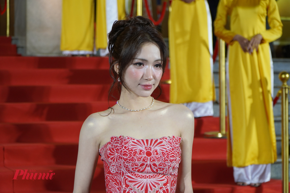 Hoà Minzy xuất hiện vô cùng lỗng lẫy tại thảm đỏ