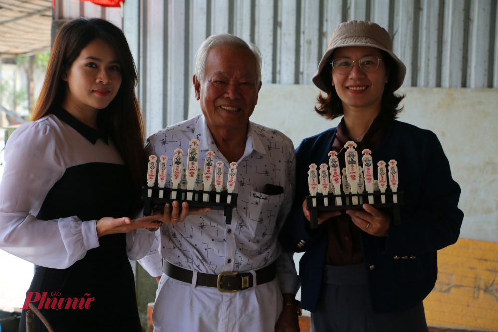 Là kinh đô của triều đại phong kiến cuối cùng Việt Nam, Huế không chỉ lưu giữ nhiều công trình kiến trúc mang đậm dấu ấn vương triều mà còn cả những lễ nghi, trò chơi. Đổ xăm hường ngày Tết là một trong những trò chơi cung đình xưa được người dân Huế lưu giữ.