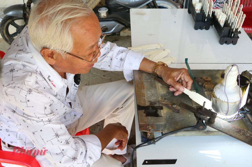 Dù cho nghề làm thẻ xăm hường chỉ xuất hiện trong dịp Tết Nguyên đán, nhưng ông Tố  vẫn tin tưởng nét văn hoá thú vị này sẽ còn tồn tại lâu dài.