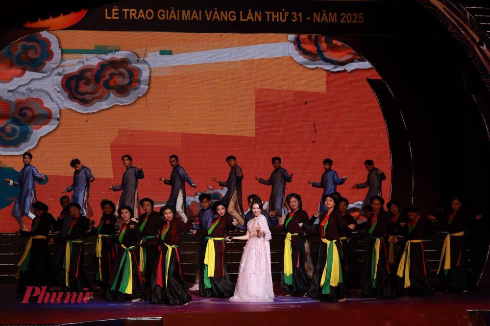 Hoà Minzy mang hit  Bắc Bling đến khuấy động sân khâu Mai Vàng