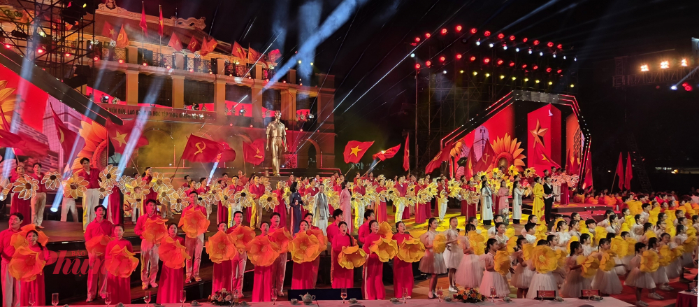 Tại TPHCM, điểm cầu đặt tại Bến Nhà Rồng - nơi Bác Hồ ra đi tìm đường cứu nước.