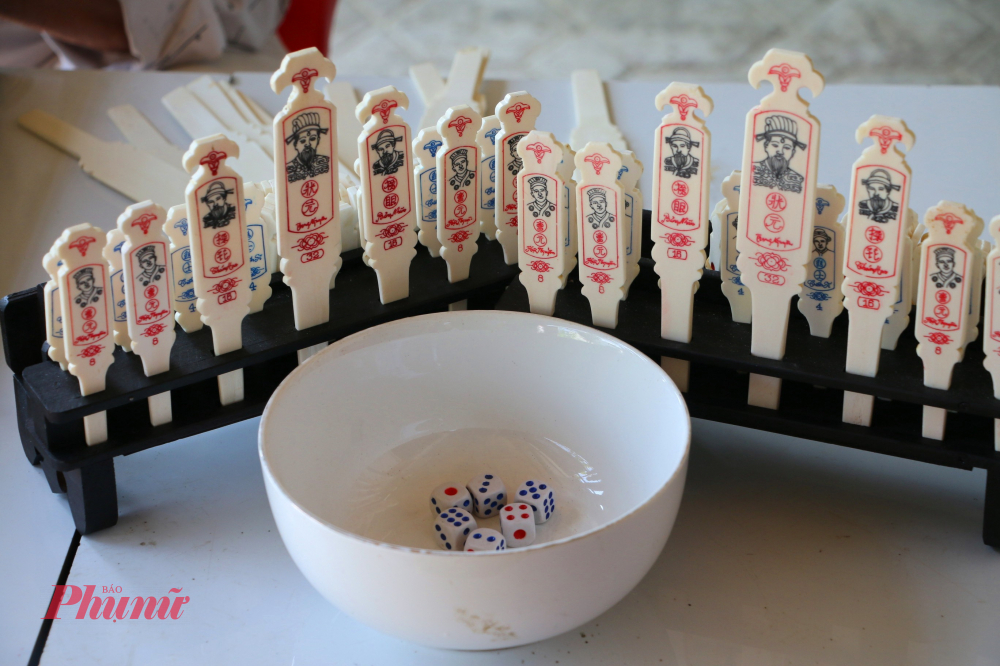 Là sản phẩm văn hóa dân gian, trò đổ xăm hường chủ yếu mang lại niềm vui, thư giãn trong ngày Tết. Những người yêu thích trò chơi độc đáo này không đặt nặng tính được, thua; sáu hạt xúc xắc đổ ngẫu nhiên, không thể tính toán từ trước. Do đó, một bàn chơi xăm thường có cả trẻ nhỏ, người già