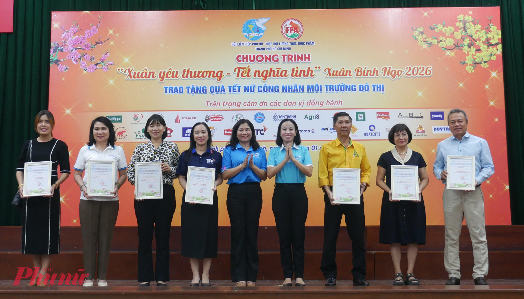 Lãnh đạo Hội LHPN TPHCM trao thư cảm ơn đến các đơn vị, doanh nghiệp đồng hành cùng Hội thực hiện chương trình 