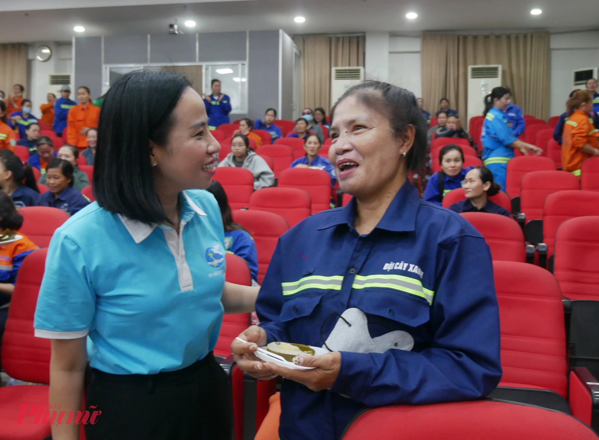 Ông Nguyễn Phước Lộc - Ủy viên Ban Chấp hành Trung ương Đảng, Phó bí thư Thành ủy, Chủ tịch Ủy ban MTTQ Việt Nam TPHCM và bà Võ Ngọc Thanh Trúc - Ủy viên Ban thường vụ Thành ủy, Phó Chủ tịch Ủy ban MTTQ Việt Nam thành phố, Chủ tịch Hội LHPN LHPN TPHCM - tặng quà tết đến chị em công nhân môi trường đô thị. 