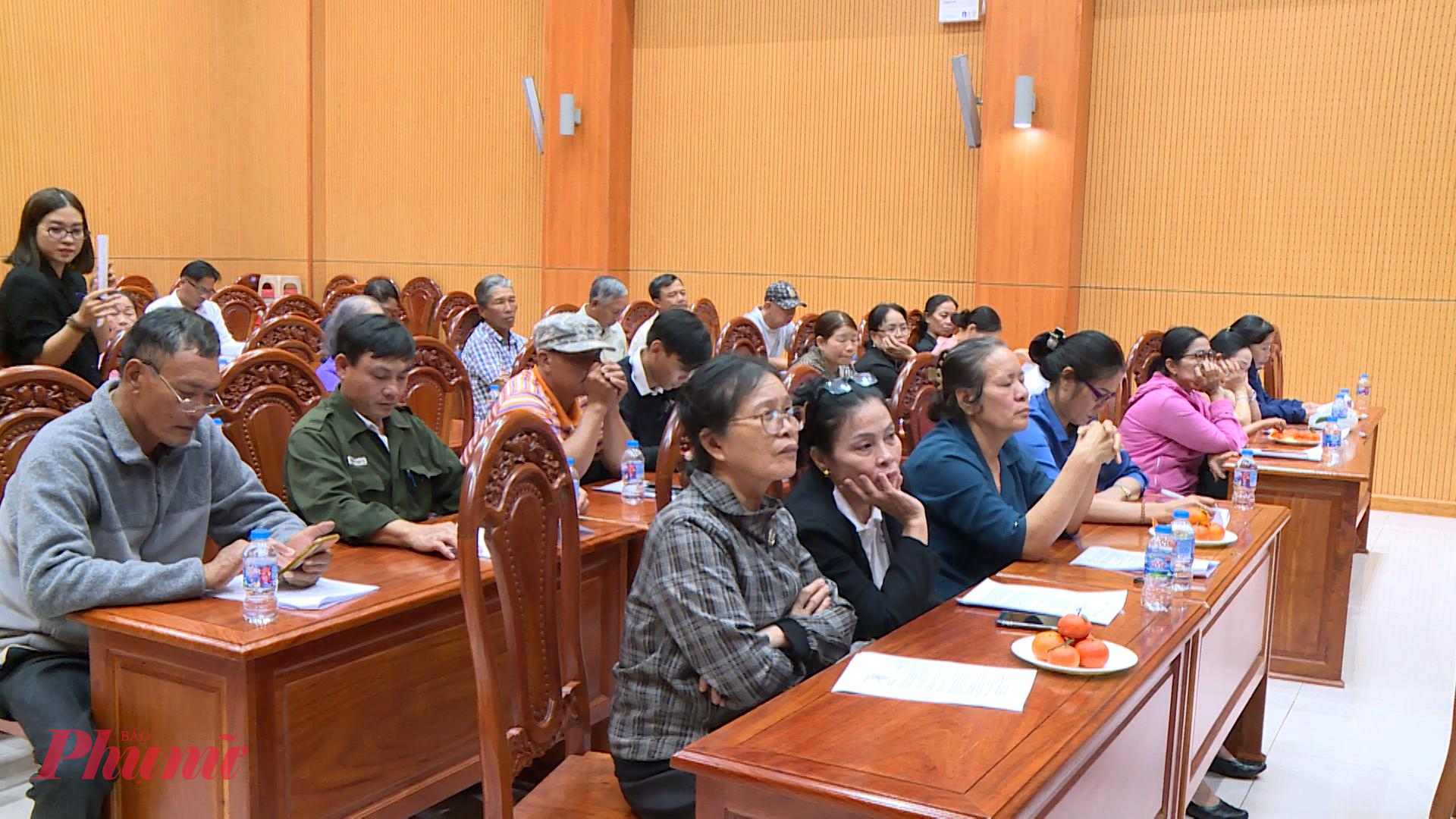 Tham dự hội nghị có bà Nguyễn Thị Kim Liên – Phó Bí thư Đảng ủy, Chủ tịch UBND phường; ông Phạm Nguyễn Khánh Duy – Phó Chủ tịch UBND phường; các phòng chuyên môn liên quan, đơn vị tư vấn lập quy hoạch cùng các hộ dân khu phố 5 Phước Trung.