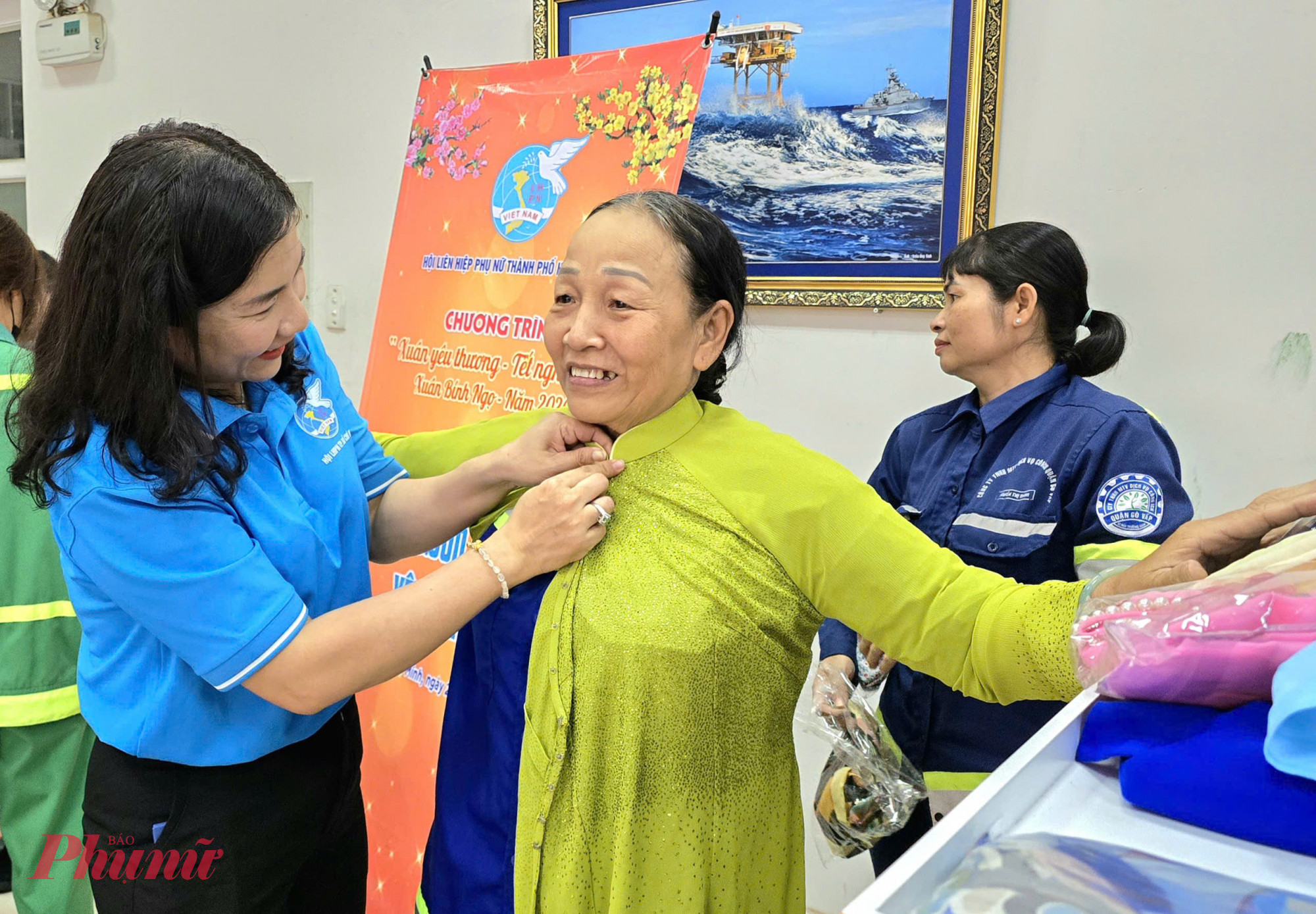 Trong khuôn khổ chương trình, Hội LHPN tổ chức gian hàng “Áo dài yêu thương”