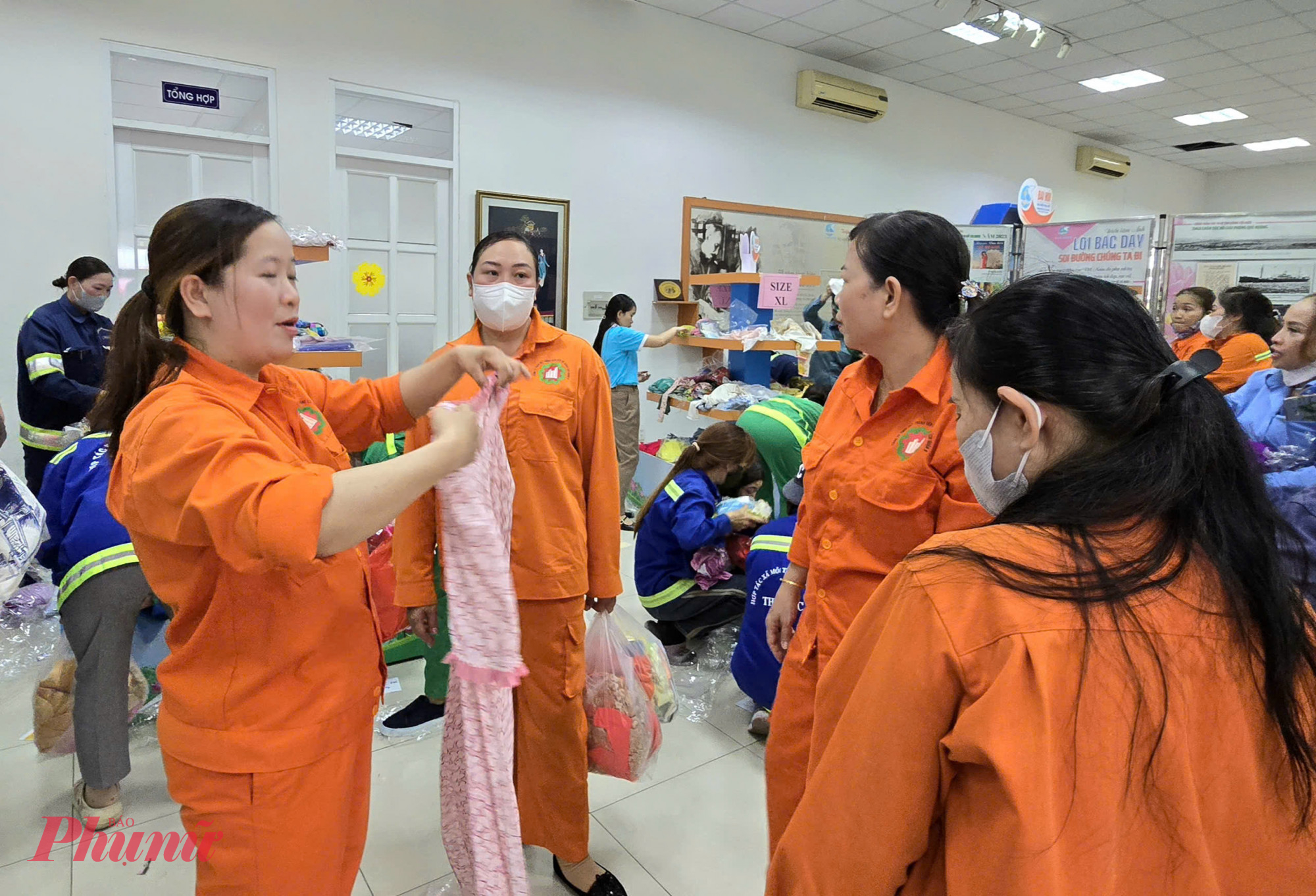 Chị em chọn cho mình các bộ áo dài yêu thích để diện trong tết này 