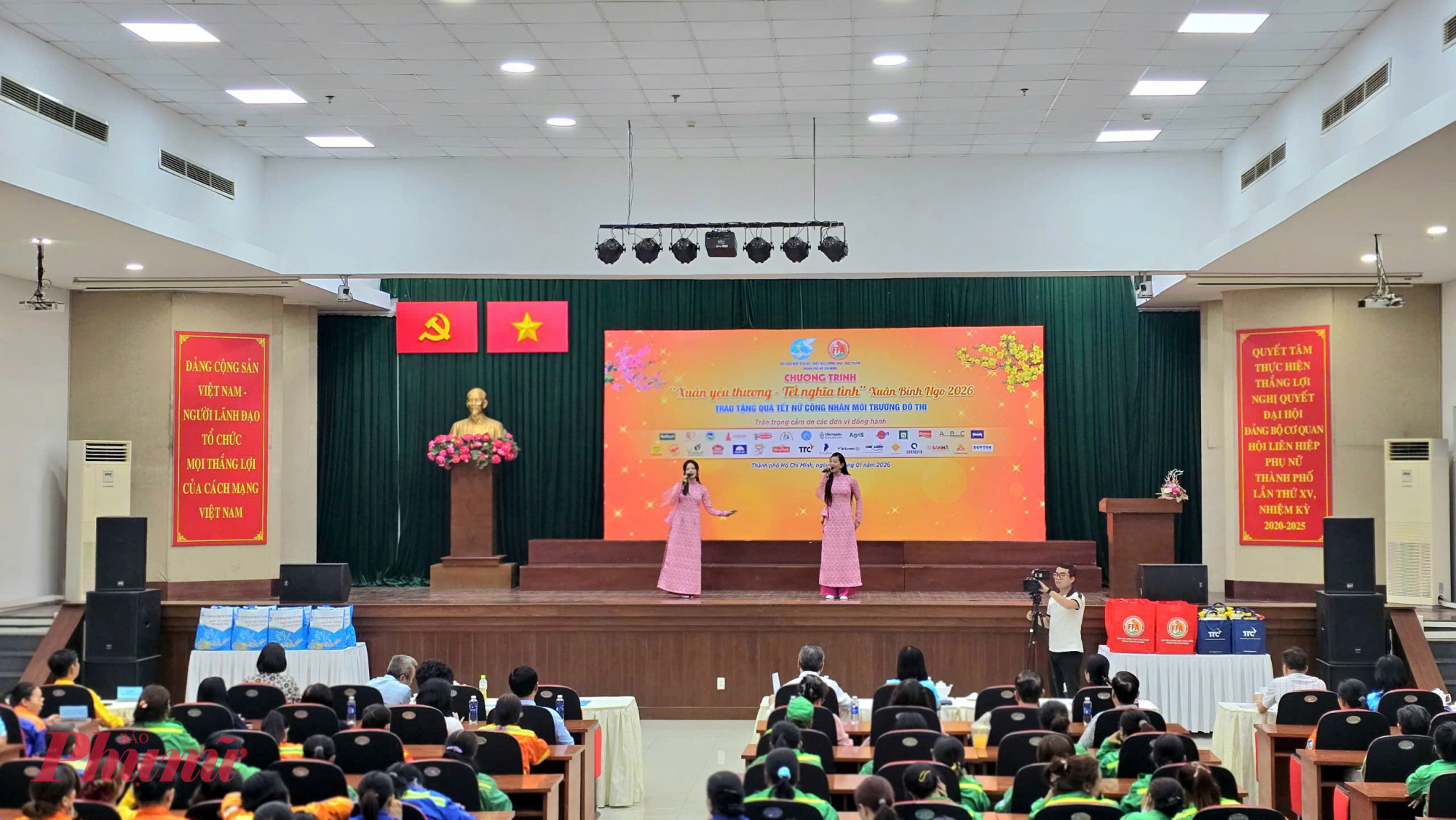 Chiều ngày 29/1, Hội LHPN TPHCM tổ chức chương trình “Xuân yêu thương - Tết nghĩa tình”, trao với sự đồng hành của Hiệp Hội Lương thực -Thực phẩm TPHCM cùng các doanh nghiệp. 