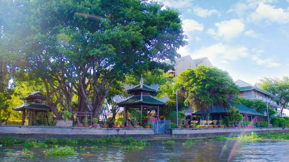 Nằm nép mình bên bờ sông Sài Gòn, chùa Diệu Pháp mang vẻ đẹp uy nghiêm, thanh tịnh nhưng cũng không kém phần giản dị, gần gũi. Bên cạnh chức năng tôn giáo, chùa còn gắn liền với nhiều hoạt động thiện nguyện ý nghĩa cùng các khóa tu ngắn ngày bổ ích. Thêm vào đó, bố cục kiến trúc hài hòa, không gian thoáng đãng cùng khuôn viên rợp bóng cây xanh cũng góp phần tạo nên sức hút riêng của ngôi chùa này, đưa nơi đây trở thành “bối cảnh vàng” cho những bộ ảnh Tết nghiêng về phong cách nhẹ nhàng, tinh khôi. 