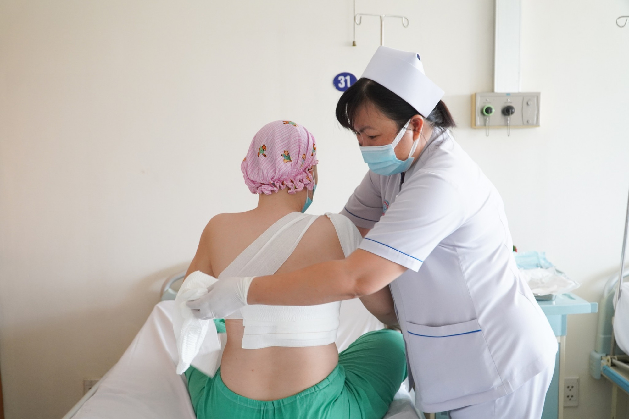 Người bệnh sẽ có thêm nhiều cơ hội khi được tiếp cận thuốc điều trị ung thư thế hệ mới, ảnh BVCC