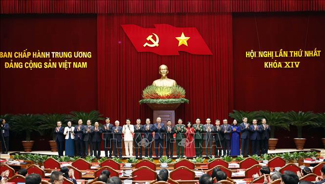 Tổng Bí thư Tô Lâm cùng các đồng chí Ủy viên Bộ Chính trị, Ủy viên Ban Bí thư Ban Chấp hành Trung ương khóa XIV ra mắt tại Hội nghị lần thứ nhất Ban Chấp hành Trung ương Đảng khóa XIV - Ảnh: TTXVN