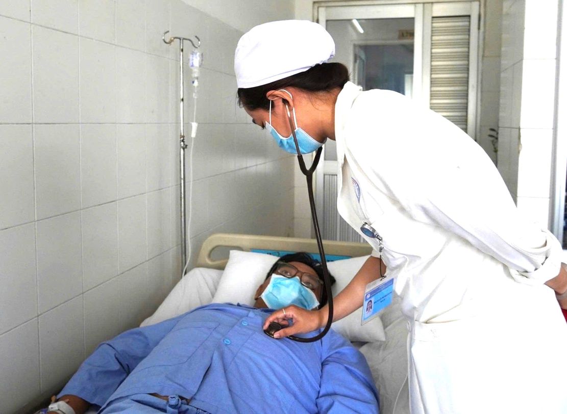 Các bác sĩ chăm sóc cho bệnh nhân. Ảnh: CTV