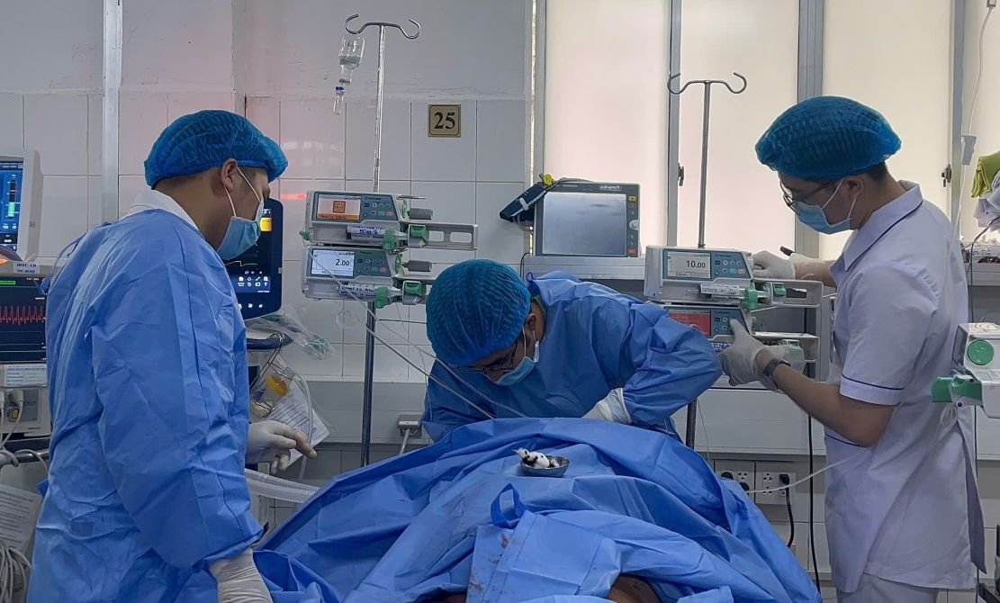 Các bác sĩ thực hiện kỹ thuật VV-V ECMO cho bệnh nhân