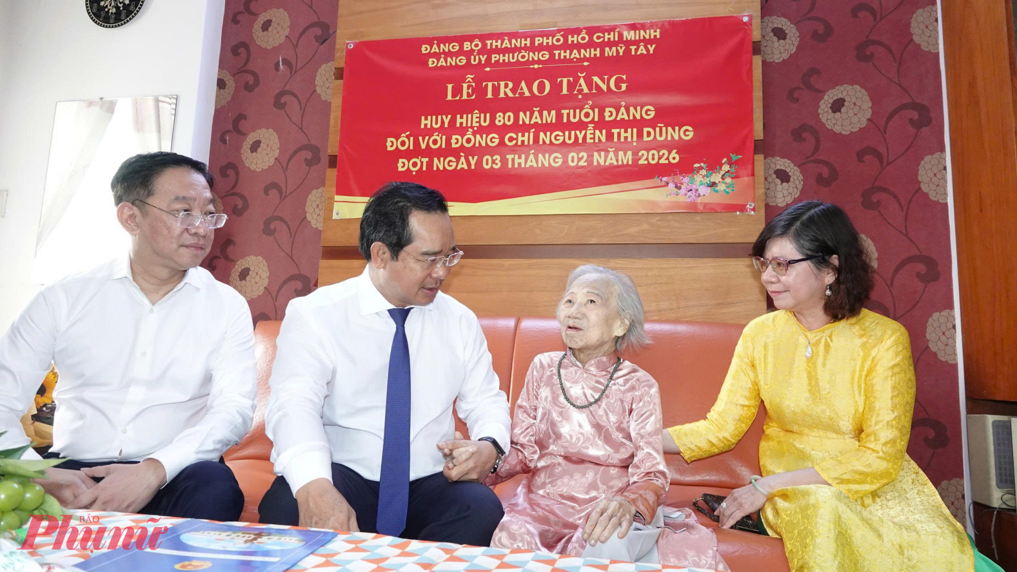 Lãnh đạo Thành phố ân cần thăm hỏi sức khỏe đảng viên lão thành Nguyễn Thị Dũng trong lễ trao Huy hiệu 80 năm tuổi Đảng - Ảnh: Thanh Tâm