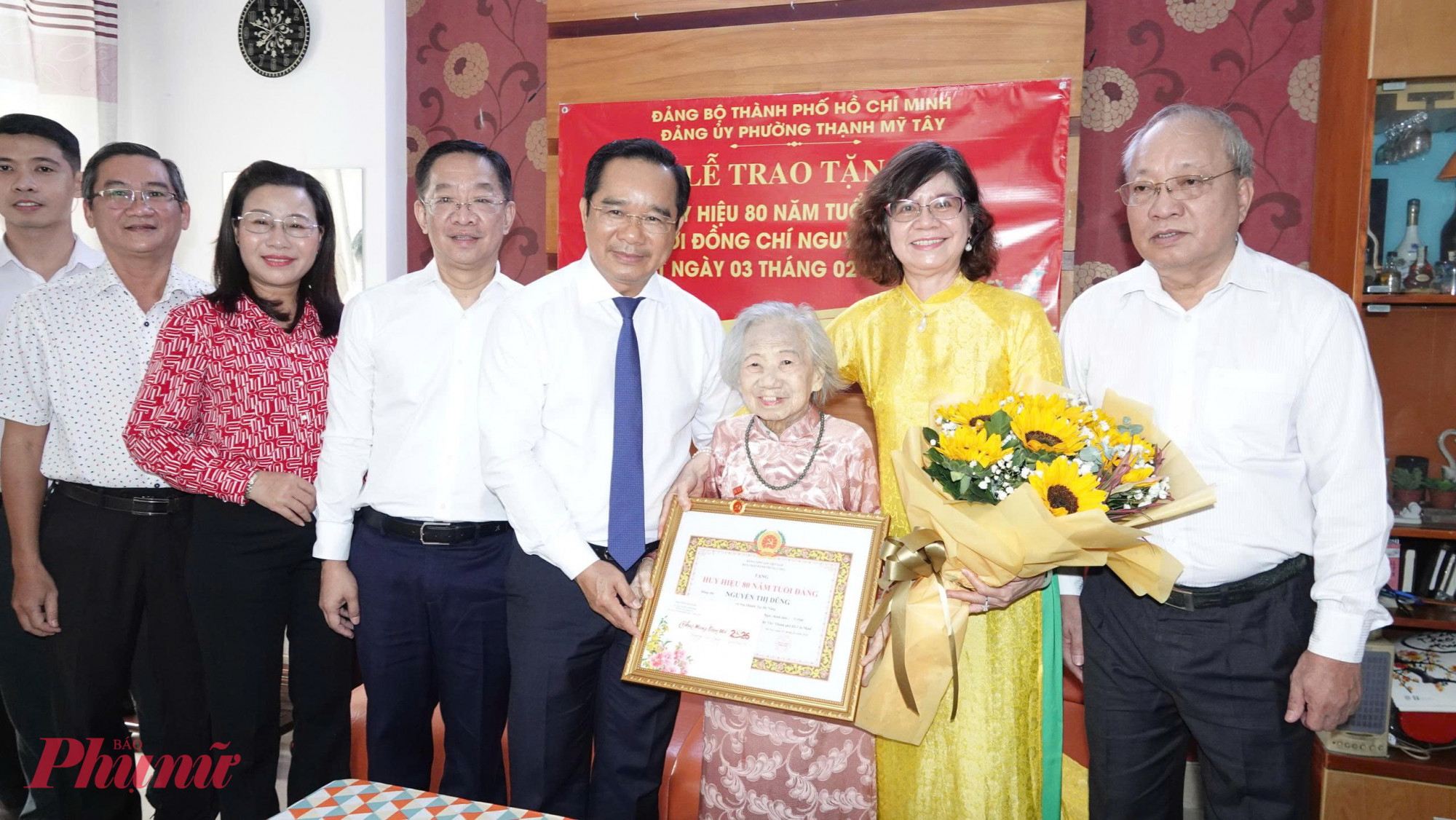 Đảng viên Nguyễn Thị Dũng xúc động đón nhận Huy hiệu 80 năm tuổi Đảng - dấu son tự hào trong hành trình 80 năm đứng trong hàng ngũ của Đảng - Ảnh: Thanh Tâm